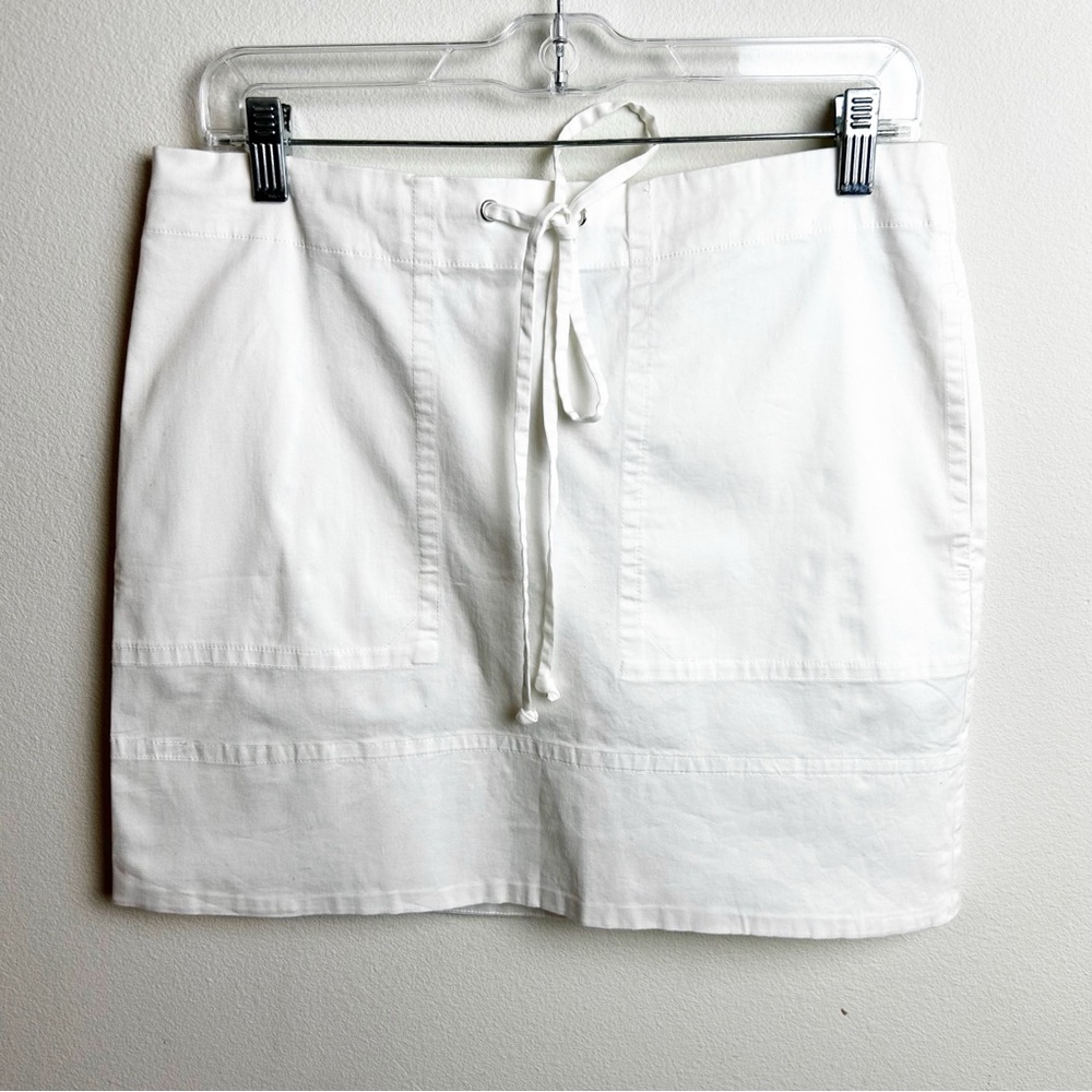 Theory Women's White Twill skirt stitched pocket mini skirt size: S